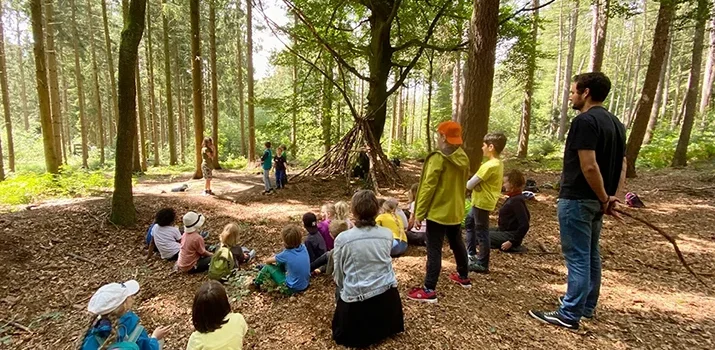 Kindergruppe in Wald