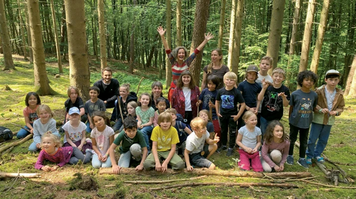Jubelnde "Workshop" Kinder Gruppe im Wald