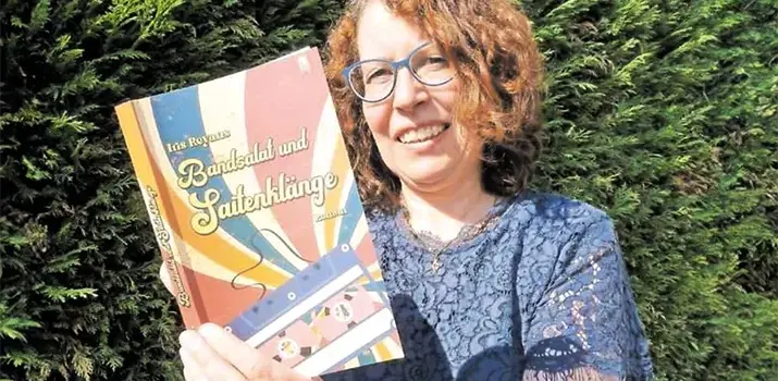 Die Autorin Iris Reyans präsentiert ihr Buch "Bandsalat und Saitenklänge"
