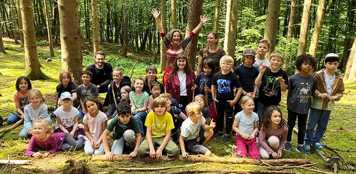 Alice Loo mit teilnehmenden Kindern an der Wald-Theater-Woche