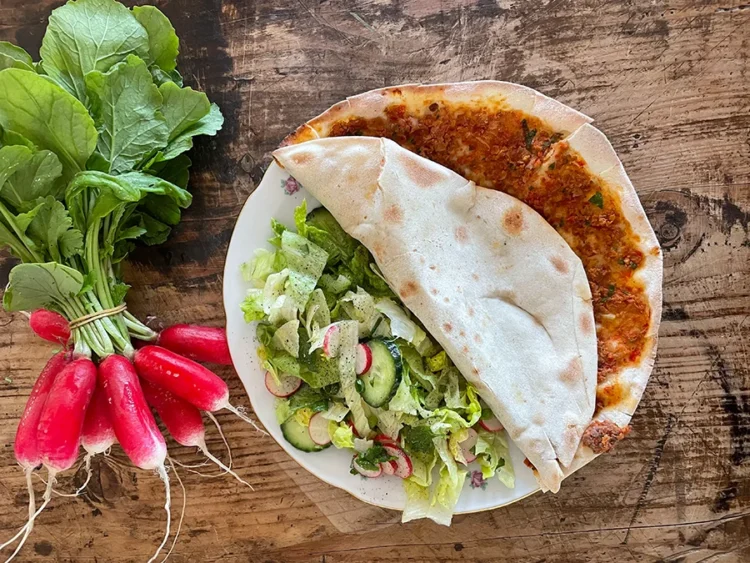 Lacmaçun ( türkische Hackfleisch Pizza) mit Salat
