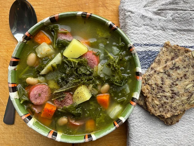 Grünkohl Suppe mit weißen Bohnen und Bio Mettwurst