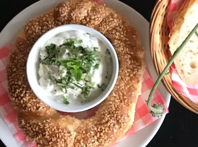 Simit vom türkischen Bäcker, mit hausgemachtem Çacik.